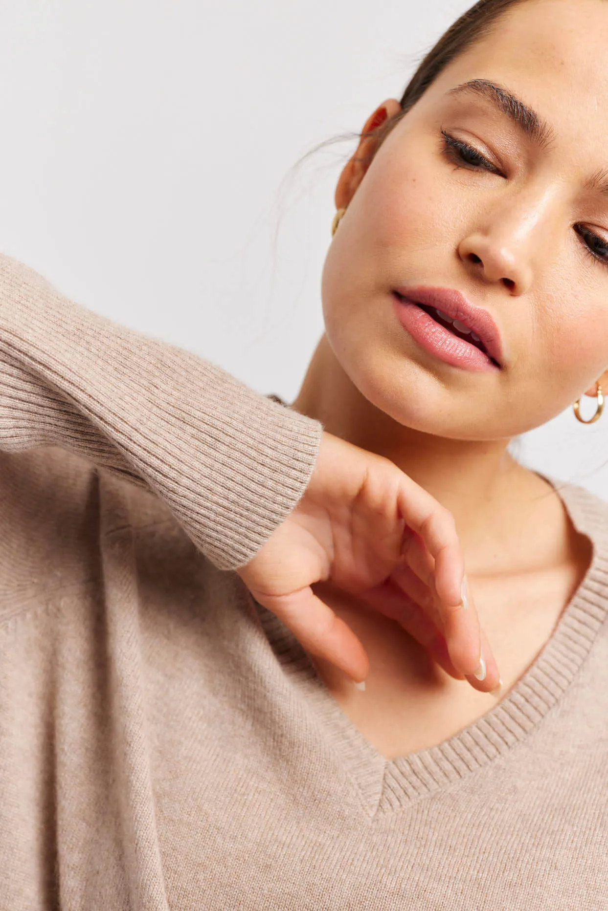 Fifi V Cashmere Sweater in Cobblestone